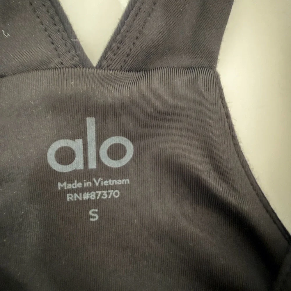 ALO Yoga Black V-Neck Sports Bra size S/P No padding